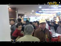 巴西整人节目 乘电梯身边惊现抱婴女孩_1717