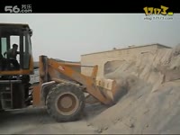 逆天的5岁熊孩子开铲车!碉堡了!月工资是4000