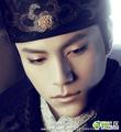 坤姐的妩媚绝对无人能敌，画上眼线后，无论是傲娇的抬头还是羞射的低头，都藏不住他的妩媚与娇羞。他的眼睛细长，画上眼线赶脚就是丹凤眼啊！再加上他眼睛本来就深邃，简直美爆了！！！ 
<P align=left>&nbsp;</P>
