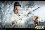 其实他之前不是这样的，在变妖孽之前他还是很正常的美男子呢！而且眼线也是正常男人画的内眼线呢！ 