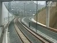 监控实拍:(已加精)西班牙火车脱轨翻倒惊险瞬间