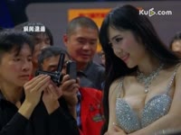 超清<em>花絮</em> shln车模没穿<em>内裤</em>!缝都露了 齐B短裙