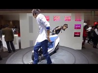 东京モーターショー2013牛仔裤机车女孩热舞