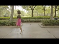 美女短裙中掉落<em>跳蛋</em>,路人捡到惊呆了! 高清-跳