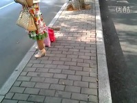 穿着花纹短<em>丝袜</em>的少妇在等车-<em>熟女</em> 花絮_1717