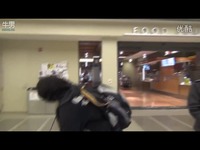 外奇葩节目慈善募捐 男子街头搭讪美女吸乳20