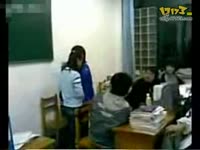 热门花絮 惊爆7名女生将女同学脱光暴打施虐 