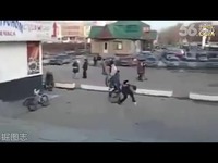 二货挑战自行车飞跃杯具傻缺集锦-游戏视频 高