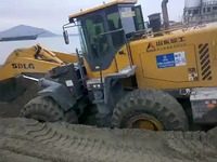 超清完整版 铲车,装载机掉进海里了。自救自救