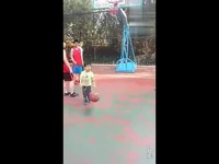 看点 篮球天才-深圳4岁儿童PK成年人(胜)_512