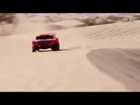 玩具车沙漠中玩特技 酷炫动作不输真实赛车 1