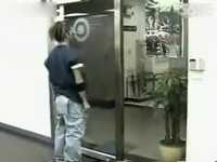 搞笑视频 爆乳美女 擦皮鞋 抖奶诱惑路人 神表情