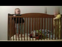 绝壁练家子!实拍双胞胎越狱翻越婴儿床-视频 热