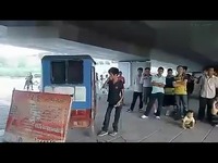 [拍客]天才少年歌手王亮街头卖唱 用残疾诉说