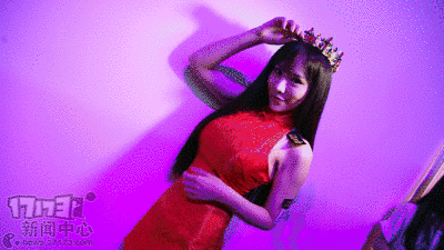 最囧福利搞笑gif之sg跳舞用力过猛甩飞奶罩_游戏八爪